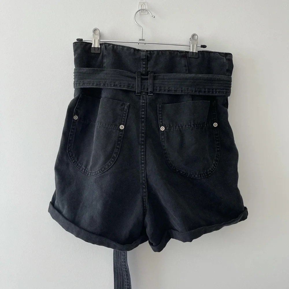 ZARA WOMENS SIZE 8 BAGGY D RING BLACK DENIM SHORTS - Picture 2 of 2
